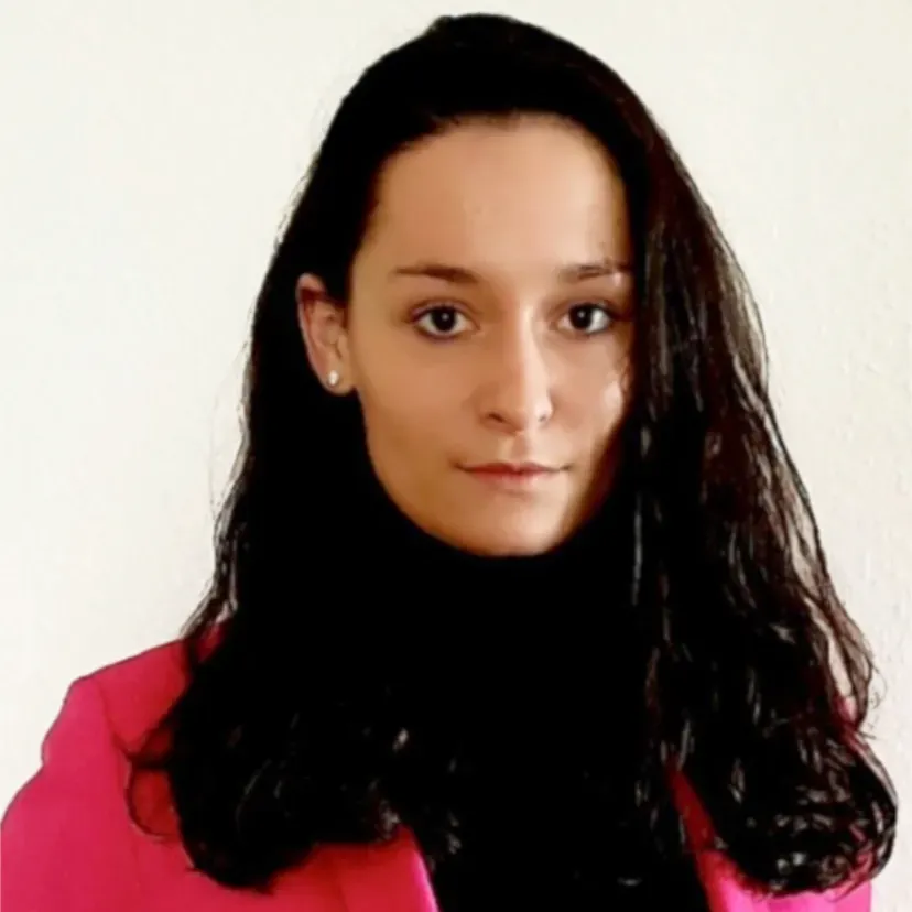 Kornelia Wytyczak im Profilbild. Sie hat lange schwarze Haare, trägt einen schwarzen Rollkragen-Pullover und ein pinkes Jacket.