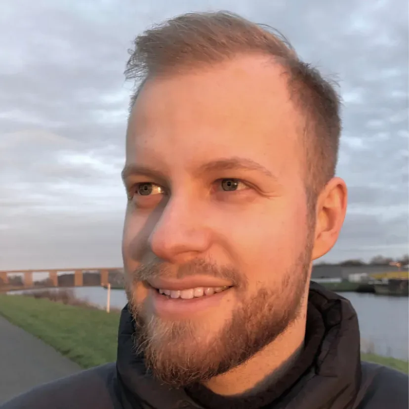 Fynn Huchtkempers Profilbild. Er ist draußen an einem Hafen und trägt eine Winterjacke.