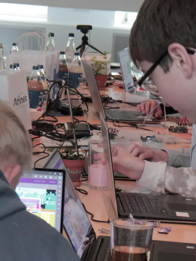 Zwei Kinder arbeiten an einem Experiment