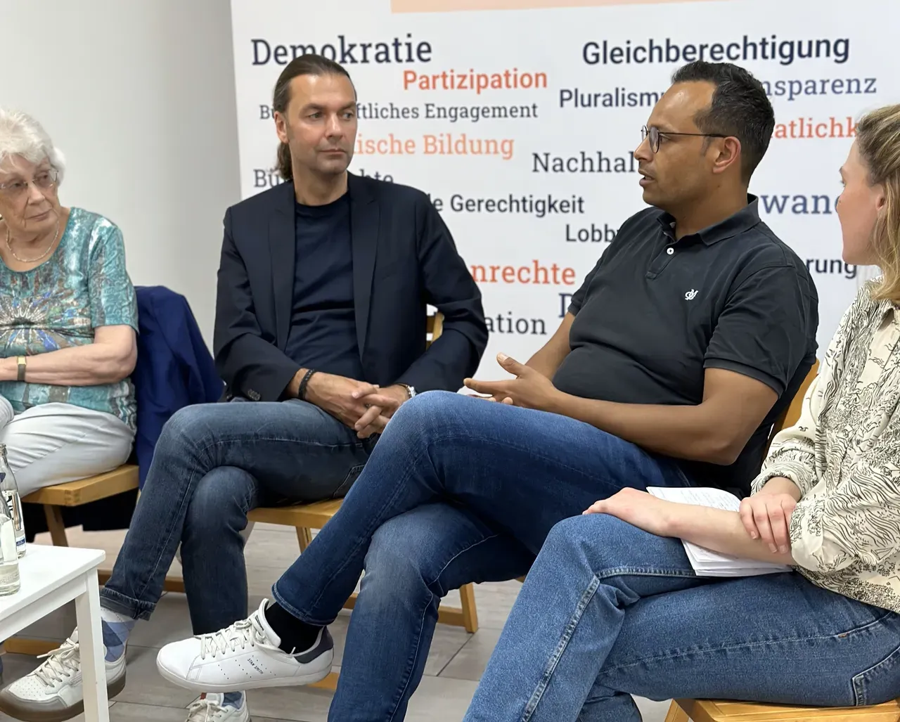 David Salim bei einer Podiumsdiskussion zu 75 Jahre Grundgesetz im Haus der Beteiligung