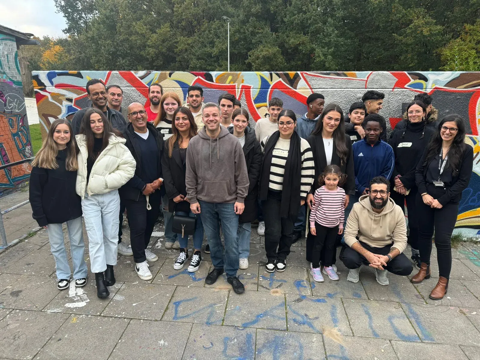 Eine Gruppe Menschen unterschiedlichen Alters und diverser Herkunft