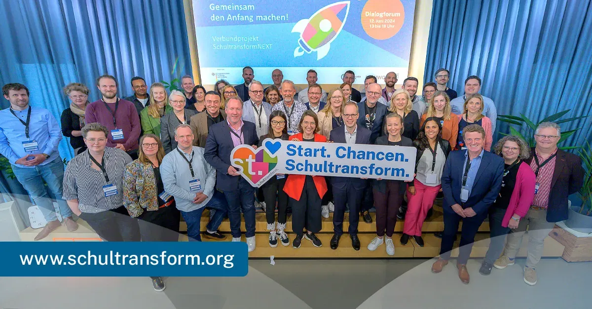 Ein Gruppenfoto aller Partner des Netzwerks Start. Chancen. Schultransform.