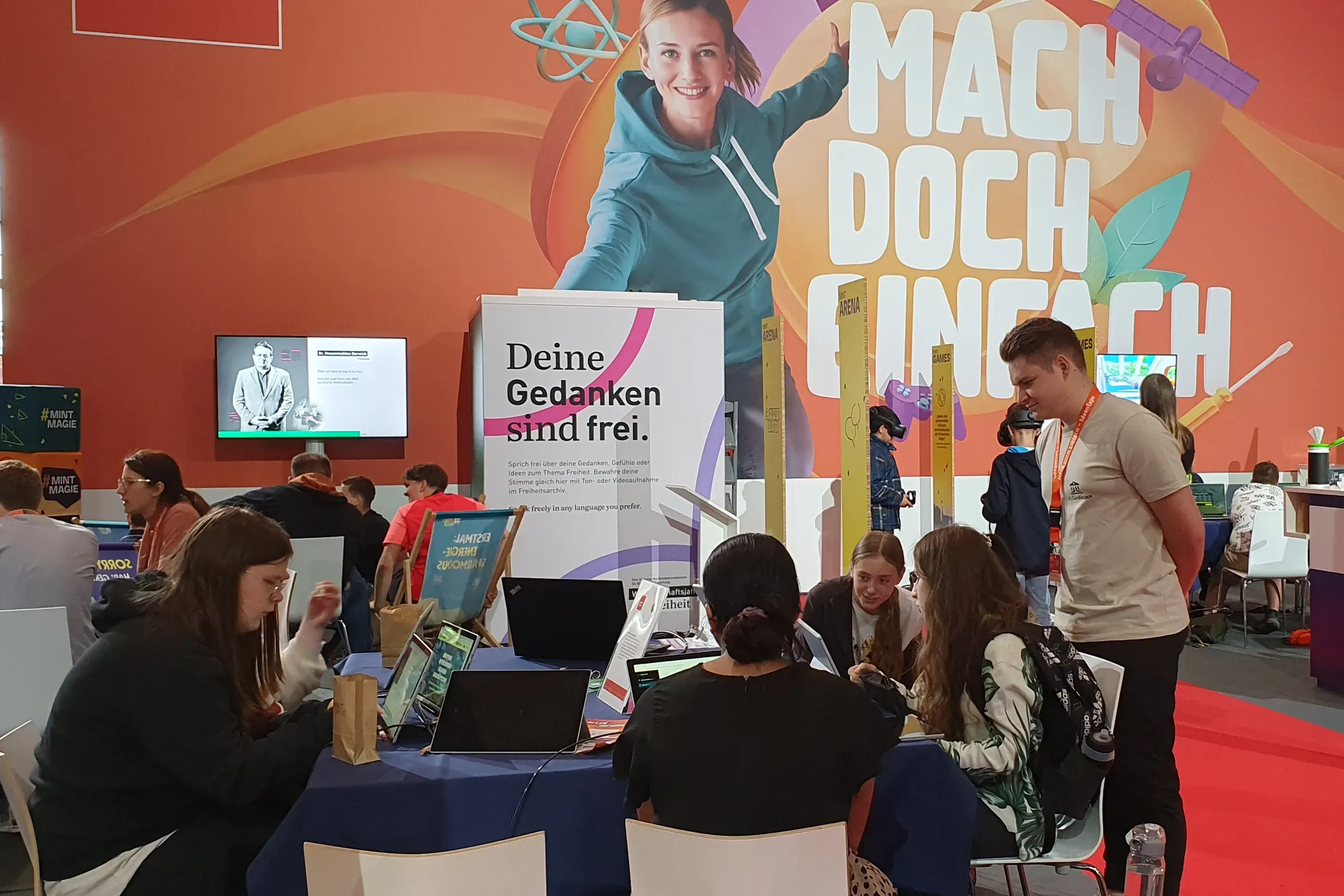 Kinder und Jugendliche auf der Ideen-Expo nehmen an einem MEdien-Workshop teil